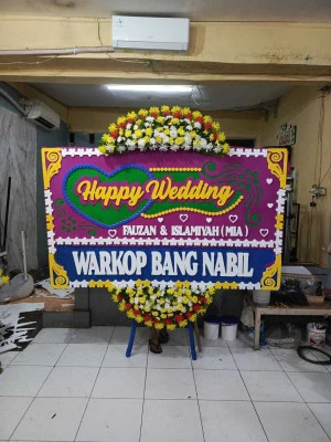 Papan Bunga di Tengah