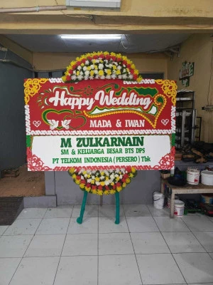 Papan Bunga di Tengah
