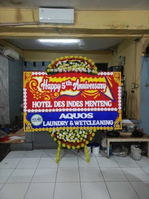 Papan Bunga di Tengah