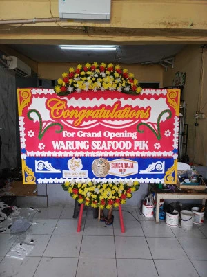 Papan Bunga di Tengah