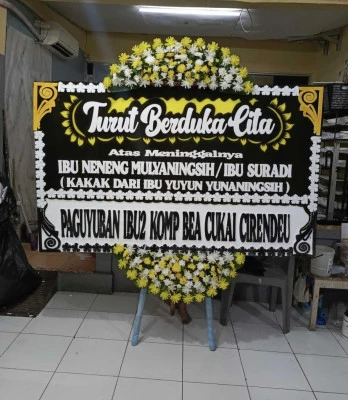 Papan Bunga di Tengah
