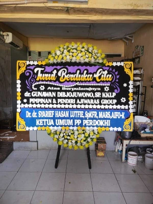 Papan Bunga di Tengah